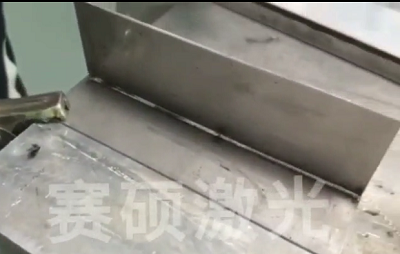廣告字激光焊接——手持式光纖激光焊接機靈活、方便、快捷